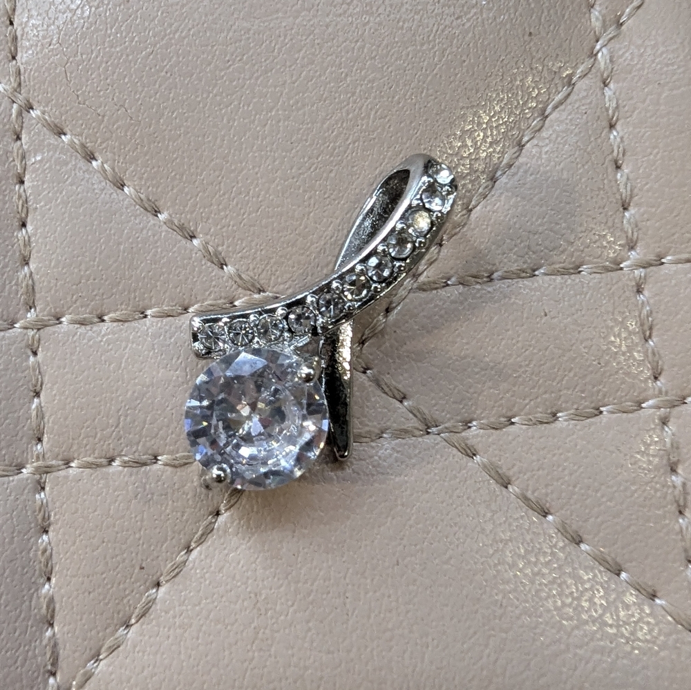 Elegant Silver Pendant with Clear Gemstone